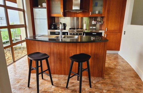 Queenstown Apartment | Lake Views, Central - Sleeps 6