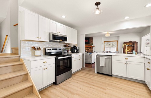 Watkins Glen House | ★Lake Views ★ Hot tub ★ King Beds ★ Mins to All