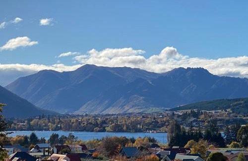 Wanaka Apartment | Lake Views - new apartment with room to relax