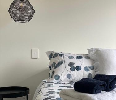 Wanaka Apartment | Lake Views - new apartment with room to relax