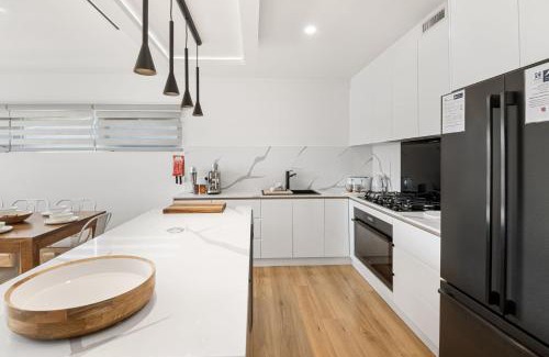 East Jindabyne House | Lake Villavista - 4BR Luxury Townhouse l Pet Friendly l Lake Views l WiFi l BBQ