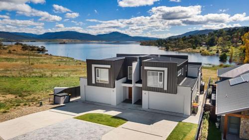 East Jindabyne House | Lake Villavista - 4BR Luxury Townhouse l Pet Friendly l Lake Views l WiFi l BBQ