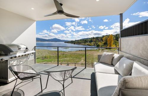 East Jindabyne House | Lake Villavista - 4BR Luxury Townhouse l Pet Friendly l Lake Views l WiFi l BBQ