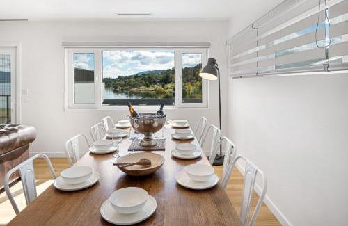 East Jindabyne House | Lake Villavista - 4BR Luxury Townhouse l Pet Friendly l Lake Views l WiFi l BBQ