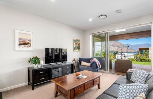 Wanaka House | Lake Vista Retreat - Wanaka Holiday Home