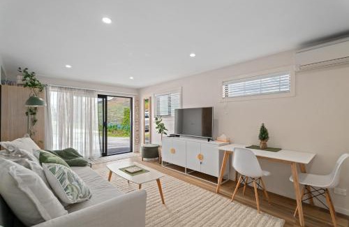 Sunshine Bay Apartment | Lake Wakatipu & Mountain Views, Close To Downtown