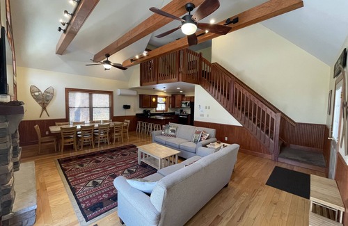 Lake Harmony Estates Ski Chalet | Lake Walk Lodge : Sonos, Sauna, Shuffle Board, Hot Tub, Game Rm, EV charge, 6+ B