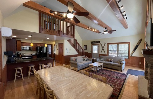 Lake Harmony Estates Ski Chalet | Lake Walk Lodge : Sonos, Sauna, Shuffle Board, Hot Tub, Game Rm, EV charge, 6+ B