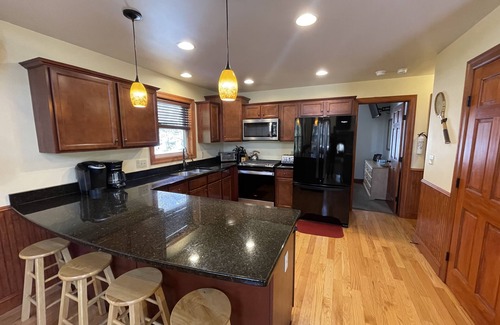 Lake Harmony Estates Ski Chalet | Lake Walk Lodge : Sonos, Sauna, Shuffle Board, Hot Tub, Game Rm, EV charge, 6+ B