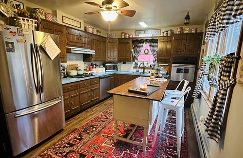 White Mills Ski Chalet | Lake Wallenpaupack, Poconos Hilltop Haven with children’s play area and 5 kayaks