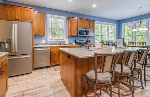 White Oak House | Lake Wateree Vacation Home by RedAwning