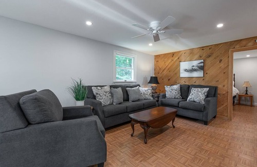 Meredith House | Lake Waukewan Cabin- 3 minutes to private community beach!