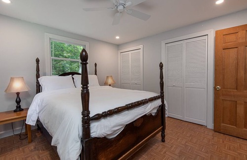 Meredith House | Lake Waukewan Cabin- 3 minutes to private community beach!