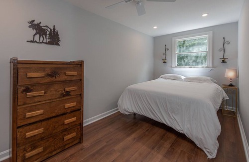 Meredith House | Lake Waukewan Cabin- 3 minutes to private community beach!