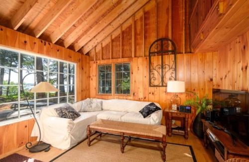 Meredith Resort | Lake Winnipesaukee Island Cabin