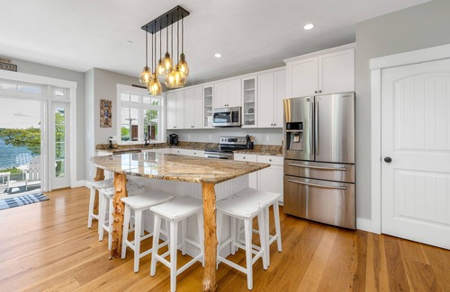 Weirs Beach House | 🏖 Lake Winnipesaukee Vacation at Akwa Marina 🏖 Beach, Pool, Hot Tub, Beach Bar