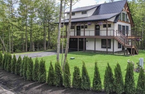 Lochmere House | Lake Winnisquam. Large family lake view home with beach access. Sleeps 16.
