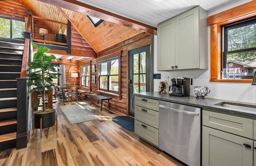 Oakland House | LakeAccess 4BR DeckSlide OD Movies HotTub Kayaks