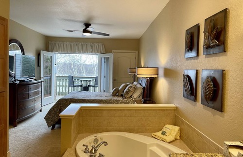 Birchwood Condo | Lakefront 1BR Condo with Indoor Pool/Hot Tub - Tagalong Resort 431A