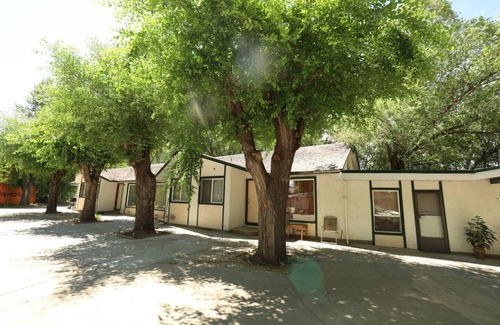 Central Okanagan House | Lakefront - 2 bedroom Suite - Fully Furnished - Sleeps 4+n