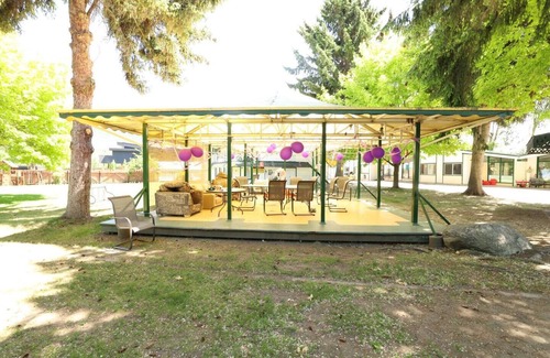 Central Okanagan House | Lakefront - 2 bedroom Suite - Fully Furnished - Sleeps 4+n