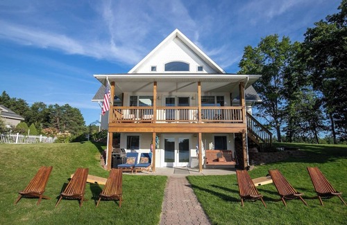 Lake Cottage | Lakefront | 2 Saunas, Firepit, Kayaks, Dock & Boat