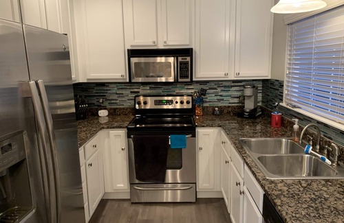 Mid America House | LAKEFRONT 2 Story Townhome. Sleeps 6!Pool🏊 Boat ⛵️Oaklawn🏇Fish 🎣 Bike🚴🏻‍♂️