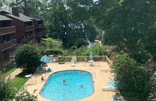 Mid America House | LAKEFRONT 2 Story Townhome. Sleeps 6!Pool🏊 Boat ⛵️Oaklawn🏇Fish 🎣 Bike🚴🏻‍♂️