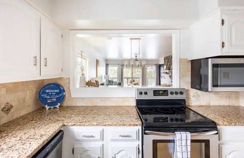 Mid America Condo | Lakefront 2B/2B Minutes from downtown!