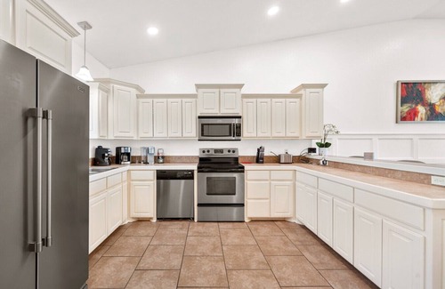 Lake Hamilton Condo | Lakefront 2bed/2bath with Pool, near Casino and Easy Access to Downtown Hot Springs!