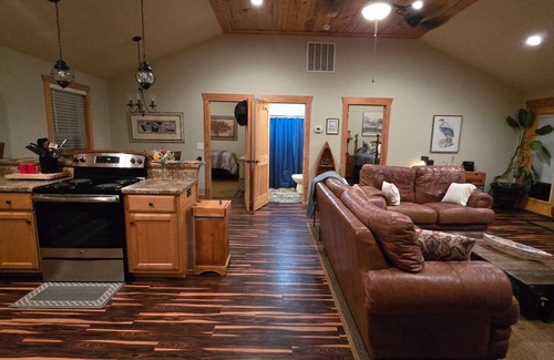 Groveoak Cabin | Lakefront 2BR 2BA cabin,Guntersville Lake iScottsboro, AL with spectacular views