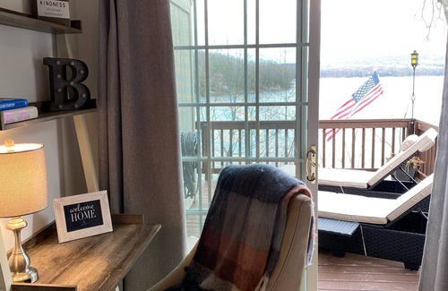Thayerville House | Lakefront, 3 Amazing Decks, Tennis/Pickle Ball, Boat Slip, Hot Tub, Bed Swingn