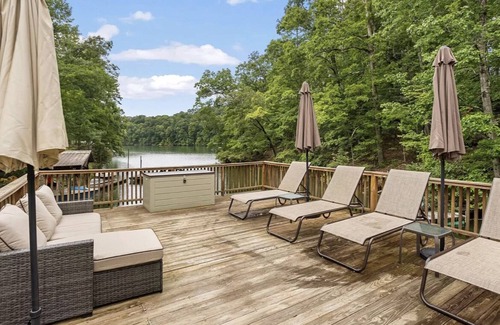 Ten Mile House | Lakefront 3-bedroom cottage on Watts Bar Lake with boat slip!
