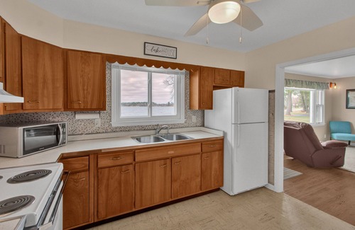 Arkdale Cottage | Lakefront 3-bedroom cottage with private dock & amazing sunset view