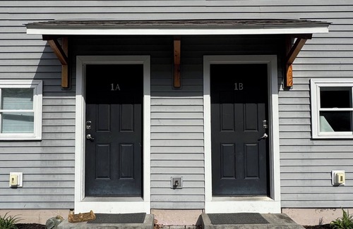 Lochmere House | Lakefront 3-bedroom Duplex on Lake Winnisquam, docks, Beach, WiFi, AC.nB1A