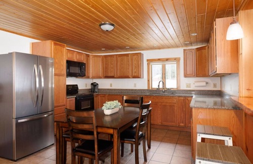 Bethlehem Cottage | Lakefront 3 Bedroom Log Cabin