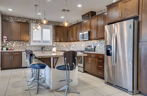 Lathrop House | Lakefront 4-bedroom house with WiFi and AC in brilliant Lathrop