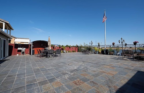 Lathrop House | Lakefront 4-bedroom house with WiFi and AC in brilliant Lathrop