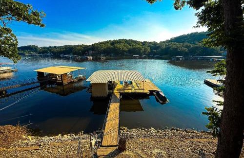 Camdenton House | Lakefront 4bd2badockgrilldecksfirepit-12pp