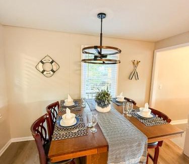 Camdenton House | Lakefront 4bd2badockgrilldecksfirepit-12pp