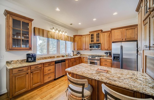Waleska House | Lakefront 5 BR home nestled on a private cove 1 hr from downtown Atlanta, Ga.