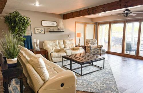 Gravois Mills House | Lakefront 5bed4bathdockhot Tubkayaksfirepit