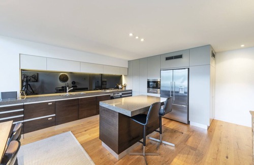 Wanaka Apartment | Lakefront Apartment close to town