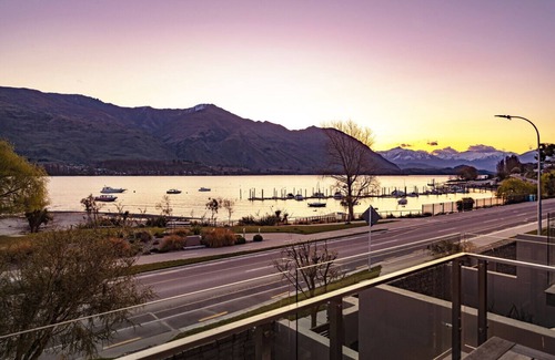 Wanaka Apartment | Lakefront Apartment close to town