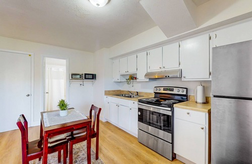 Flat Rock Apartment | Lakefront apartment with on-site pool, tennis, grill, & patio - dog-friendly