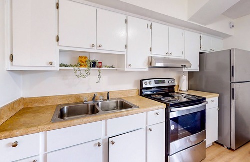 Flat Rock Apartment | Lakefront apartment with on-site pool, tennis, grill, & patio - dog-friendly