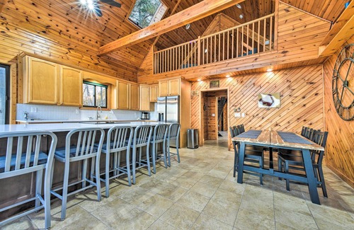 Applegate Cottage | Lakefront Applegate Retreat w/Private Beach!