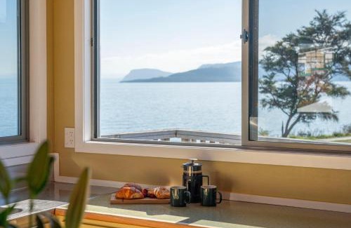 Waitahanui House | Lakefront at 5 Mile - Taupo
