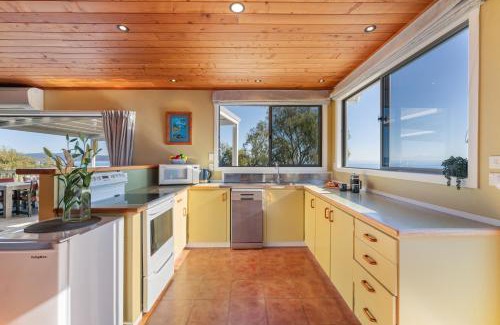 Waitahanui House | Lakefront at 5 Mile - Taupo