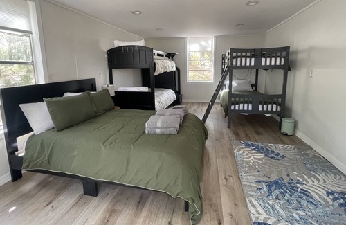 Pomona Park House | Lakefront Banana Ln Bungalow with hottub and kayaks